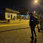 Dos asesinados quedaron en la vía en Naranjal.