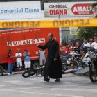 El religioso caminó por la escena del crimen, lo bendijo y luego se retiró.