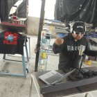 Miguel ha adecuado el espacio donde ubica sus máquinas de serigrafía para tener su pequeño estudio ahí mismo.