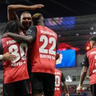 Leverkusen (Germany), 30/09/2024.- Victor Boniface of Leverkusen (C) celebrates with teammmates after scoring the 1-0 opening goal during the UEFA Champions League match between Bayer Leverkusen and AC Milan in Leverkusen, Germany, 01 October 2024. (Liga de Campeones, Alemania) EFE/EPA/CHRISTOPHER NEUNDORF