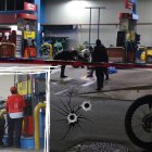 El cadáver del venezolano quedó junto a la motocicleta que conducía. Policías recabaron indicios en la escena del crimen.