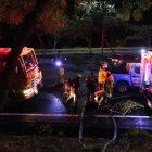 Fueron unos cuarenta bomberos los que se encargaron de contener las llamas del incendio.