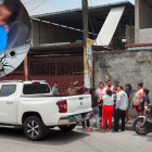 Familiares de la víctima acudieron a la morgue de Daule para retirarla. Los agente lo encontraron sin vida frente al volante.