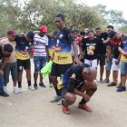 Juan Tapia (centro y de pie) hace el agradecimiento a Dios antes de recibir los homenajes como los nuevos campeones.