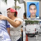 El hermano de los fallecidos es consolado por su tía afuera de la morgue.