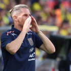 Sebastián Beccacece dirigiendo desde el banco de Ecuador en eliminatorias