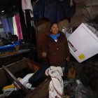 Luz María Tituaña muestra cómo quedó su hogar luego de la inundación de lodo. Ni la ropa sirve, por el mal olor.