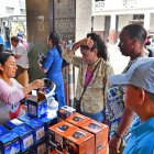 Personas se rescaban la cabeza al sorprenderse de oír el precio de los focos