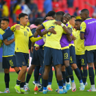 Los jugadores de la selección ecuatoriana en la celebración de gol ante Perú