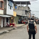 Moradores observan la escena del crimen del asesinato de alias Chalaco.