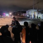 Elementos policiales indagan con los pobladores detalles del hecho ocurrido en el taller de motos.