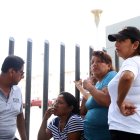 La mamá de Leonardo Quimí (camisa a rayas) llora desconsolada afuera de la morgue.