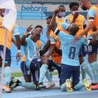 Joao Paredes, de rodillas, celebra un gol vistiendo la camiseta de 9 de Octubre.