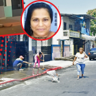 Moradores limpiaban con agua y escobas el charco de sangre que quedó en el lugar donde fue asesinada Miriam Cedeño Briones.