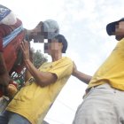 Un grupo de hermanos de la iglesia La Gran Misión oraron por un hombre en situación de calle que encontraron en el camino.