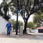 La bandera de la ciudad flamea en las calles principales de la ciudadela Los Ceibos.