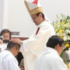 MonseñorLuis Cabrera en una ceremonia de investidura de diáconos.