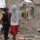 El detenido fue esposado y llevado a la zona del desastre.