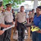 Gino Pillajo, subrogante de la Policía en Esmeraldas, entregó a la familia el estandarte nacional que Jorge había jurado defender.