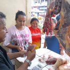 A pesar de los años, esta tradicional tercena se mantiene atendiendo en una casa de la venida 15 de Agosto y Paquisha, Playas.