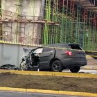 Este vehículo se impactó contra un costado de la autopista General Rumuñahui, en donde se construye un puente elevado.