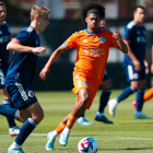 Marco Angulo (d) jugando para el Cincinnati de la Major League Soccer