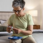 Monitorear los niveles de glucosa antes y después del ejercicio es fundamental para asegurar una práctica segura.