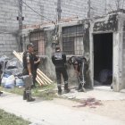 Agentes de Criminalística hicieron pequeños hoyos en la pared frontal de la vivienda.