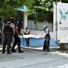 El cuerpo de Aaron Arce Salazar fue retirado a las 10:20 del sitio del crimen. Los orificios causados por las balas quedaron en la puerta de ingreso de las oficinas.