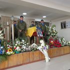 Los militares escoltan el ataúd del joven subteniente que fue asesinado en Guayaquil.

ag -