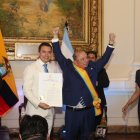 Daniel Noboa condecoró con la Orden Nacional al Mérito a su padre, Álvaro Noboa.