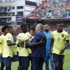 El momento de la nostalgia, Gustavo Alfaro DT de Ecuador, abraza a los jugadores de Ecuador.