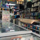 Pedro Sánchez esperaba clientela tras el regreso de la luz.