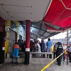 Ambos fallecidos esperaban un bus que los lleve a su lugar de trabajo.