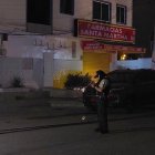 En el exterior de la licorera quedó inerte la primera víctima del ataque.