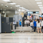 Referencial: se presumen que una tercera persona ayudaba a una pareja a salir de Ecuador, pese a prohibición.