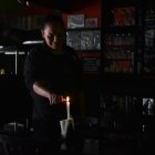 Las cafeterías y bares de la zona recurren a la luz de celular o a las velas.