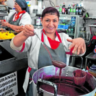 Gabriela ganó un premio en 2021, en un evento entre centros de abastos, por preparar la mejor colada morada.