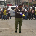 Agentes de la Policía en el lugar donde ocurrió uno de los hechos violentos.