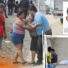 La madre de Alexander Alay llora desconsolada. Él fue una de las víctimas.