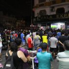 En la ciudadela Quisquís, los fanáticos cerraron avenidas para observar el partido en televisores instalados en la calle.