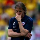 Ricardo Gareca, pensativo por el mal momento de Chile.