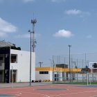 Jóvenes aprovecharon para 'pelotear' en una cancha sintética de la nueva institución.