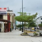 Las casas tienen letreros de venta o arriendo, en la Av. Bolívar Madero Vargas.