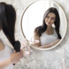 Descubre cómo adaptar tu rutina de belleza y enfrentar los apagones con confianza y estilo.