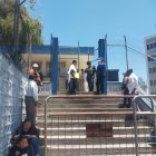 Los parientes de Ana Luisa Cabezas llegaron desde Cayambe a la morgue de Quito.