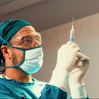 La anestesia es generalmente segura, pero conlleva riesgos. Los anestesiólogos evalúan la salud del paciente antes del procedimiento.