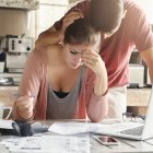 Anota todas tus deudas: montos, intereses y plazos. Esto te dará una visión clara de la situación.