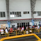 Extensas filas en el Terminal Metrobastión para obtener La Guayaca.