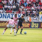 Lisandro Alzugaray (d) marcó el primer gol de los albos ante Técnico Universitario en Ambato